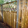 Tuinscherm waxed grenen 21 planks met trellis 18mm recht rvs geschroefd 180x90+90cm incl. afdeklat
