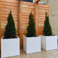 Plantenbank staal gepoedercoat Vierkant RAL9010 met bodemplaat en wielen