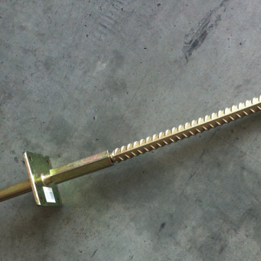 *Verstelbaar paalsteun met pen. lengte: 550mm Carport Voetplaat 110x110 mm verzinkt