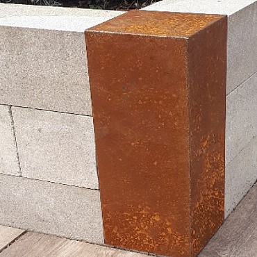 *Cortenstaal hoekstuk t.b.v. 15x15 blok 15x15x43cm (BxLxH)