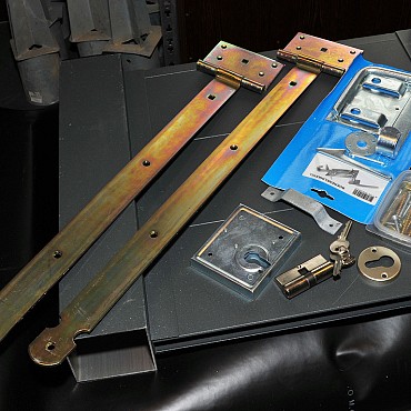*H&S Kelderbandslot en boerenklinkstel Houten Frame