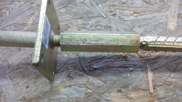 *Verstelbaar paalsteun met pen. lengte: 550mm Carport Voetplaat 110x110 mm verzinkt