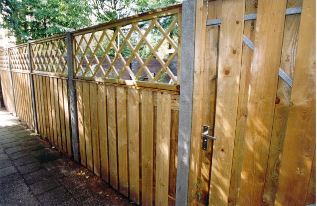 Tuinscherm waxed grenen 21 planks met trellis 18mm recht rvs geschroefd 180x90+90cm incl. afdeklat