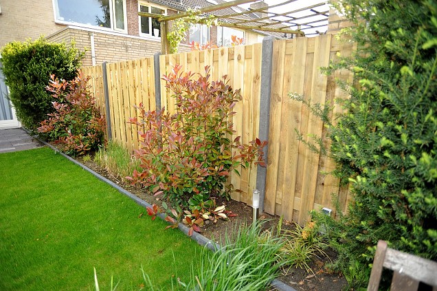 Tuinscherm grenen 17 planks 16mm recht rvs geschroefd 180/90 x 180 cm verticaal