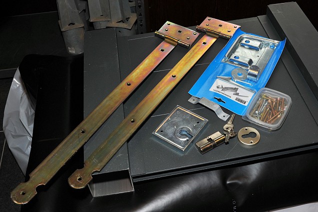 *H&S Kelderbandslot en boerenklinkstel Houten Frame