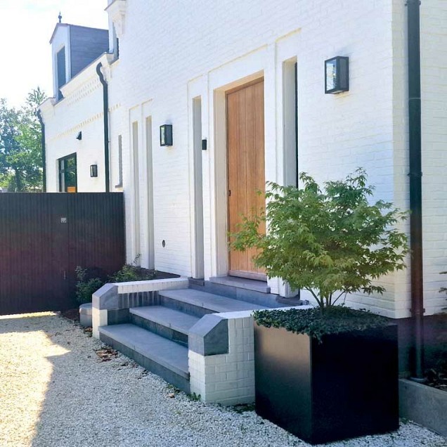 Plantenbak gepoedercoat staal vierkant RAL9005 met bodemplaat en voeten