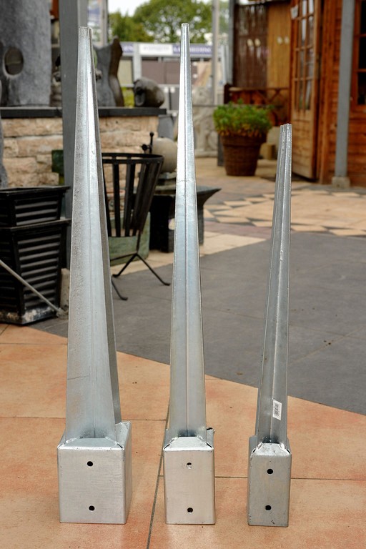 *Paalsteun puntmodel verzinkt. 121x121x900mm.