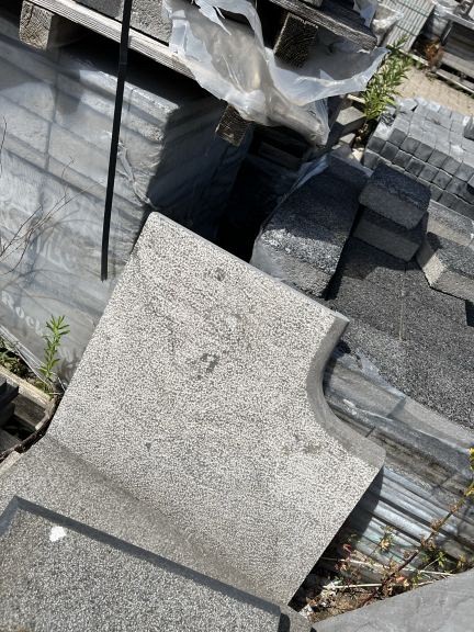 Zwembadrand hoekstuk Chinees Hardsteen Gebouchardeerd 50x35x3x5cm op=op